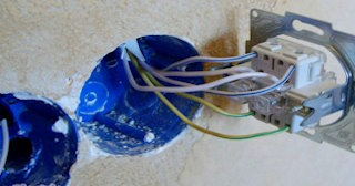 Монтаж проходного выключателя от 583 руб. в Азнакаево